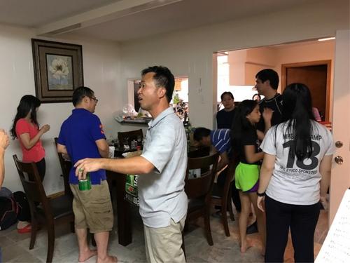 中国侨网杨德清为避洪涝携家人前往好友家暂住。(美国《世界日报》/杨德清提供)