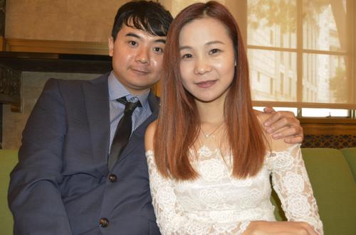 中国侨网邹Serena(右)与黄Gaby(左)在七夕当日登记结婚。(美国《世界日报》/俞姝含 摄)