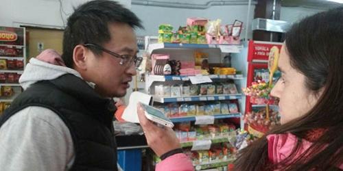 中国侨网翁先生在接受采访。(阿根廷华人网)