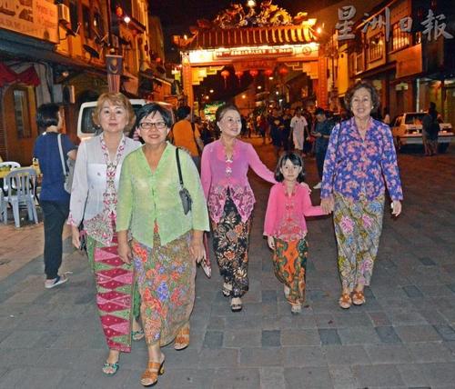 中国侨网大人小孩配合活动主题，穿上歌巴雅出席文化旅游节。（马来西亚《星洲日报》）