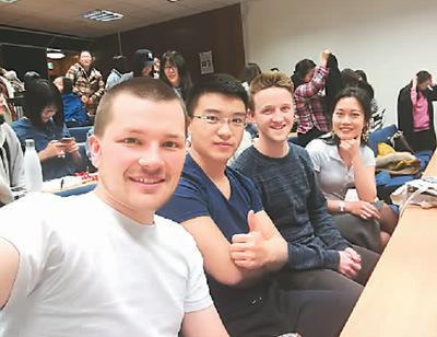 中国侨网李昌(左二)认为,主动和老师同学沟通交流,更好地开发身边“活”的资源,会让自己收获很多。