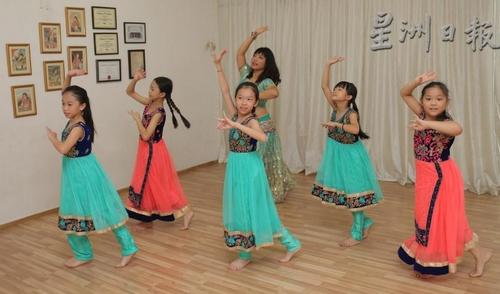中国侨网李淑莹交孩子们跳宝莱坞舞蹈。（马来西亚《星洲日报》）