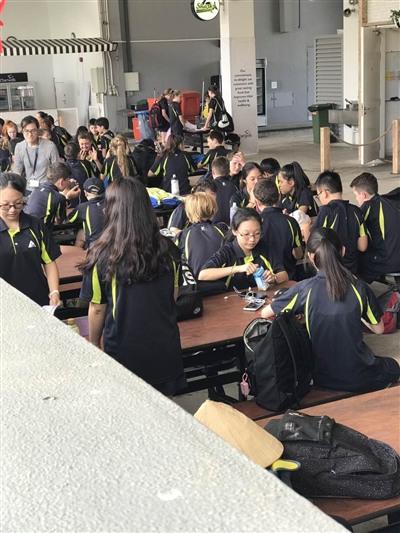 中国侨网新加坡一所国际学校，学生在课间休息 图片由受访者提供
