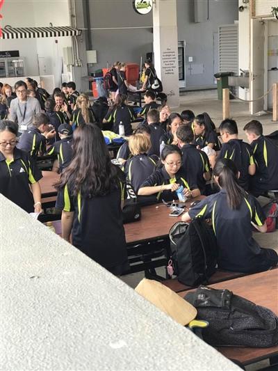 中国侨网新加坡一所国际学校,学生在课间休息 图片由受访者提供