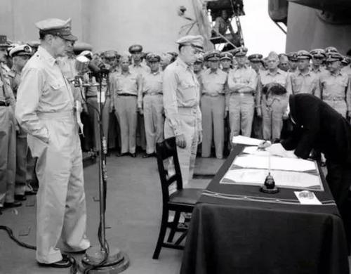 中国侨网1945年9月2日,日本外相重光葵在投降书上签字。