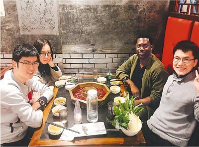 中国侨网葛佳超认为,初到国外,结识几个好友有助于融入当地环境,更快适应新生活。 图为葛佳超(右一)和好友一起聚餐。
