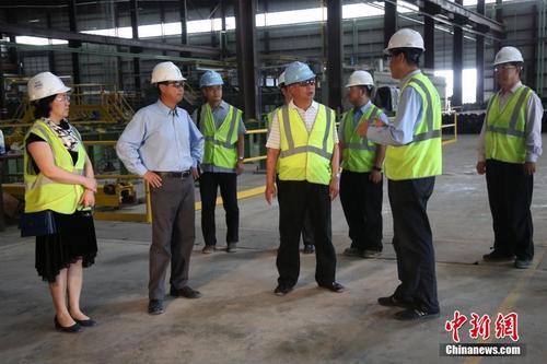 中国侨网当地时间9月3日,中国驻休斯敦总领事馆李强民大使赴飓风登陆所在区域的一家中资企业考察灾情。飓风“哈维”来袭后的第十天,得州灾区逐渐进入灾后修复阶段。图为天津钢管集团得州工厂副总经理孟凡亮向李强民大使、副总领事刘红梅介绍灾情。中新社记者 曾静宁 摄
