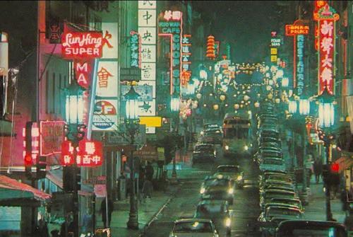 中国侨网1960年代的同一角度的华埠都板街，可见许多商铺外都有霓虹灯。（美国《世界日报》）