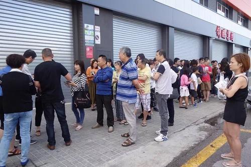 中国侨网来自加区各地的侨胞早早来到义诊地点排队等候。