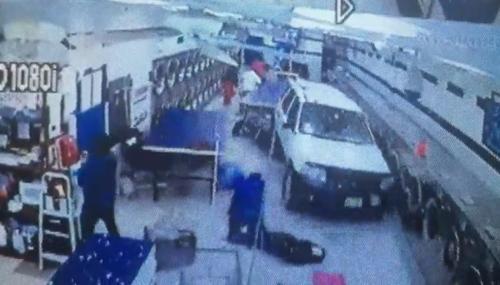中国侨网SUV倒车冲进亚裔洗衣店，六人受伤，干洗机器几乎全坏。（美国《世界日报》）