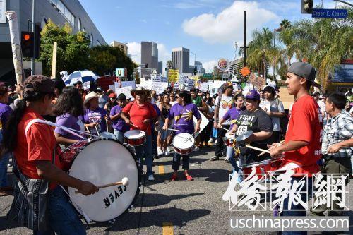 中国侨网多个劳工团体公会组织在洛杉矶市中心进行鼓乐游行。（美国《侨报》/翁羽 摄）