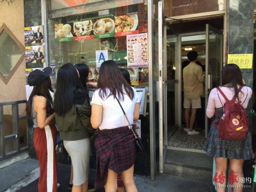 中国侨网法拉盛华人超市的月饼销售红火,繁多的品种和实惠的价格成为外州华人民众争相购买的抢手货。(纽约《侨报》/陈辰 摄)
