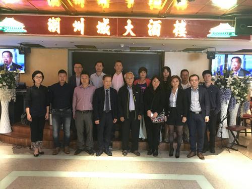 中国侨网维权热心人聚集巴黎潮州城大酒楼商讨办法。(法国《欧洲时报》/黄冠杰 摄)