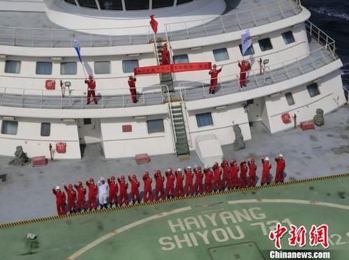中国侨网中国籍船舶“海洋石油721”打出横幅“海外护航千里行,军民情深一家亲”,向中国海军第二十七批护航编队官兵致敬。 徐凯 摄