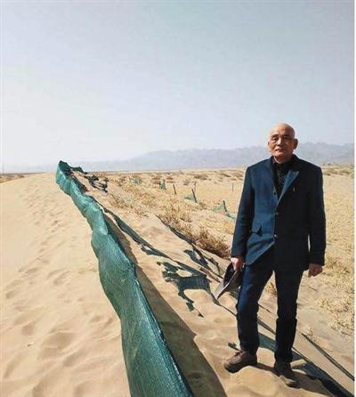 中国侨网娄志平和他设置在乌兰布和沙漠的“悬袋网沙障”。受访者供图