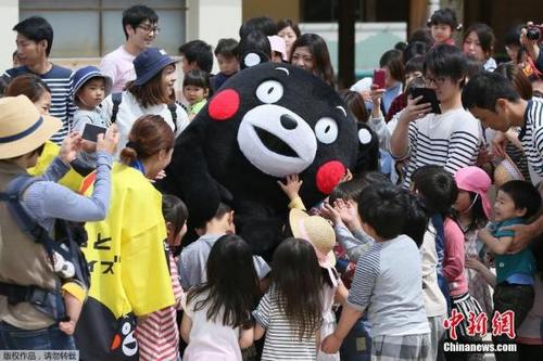 中国侨网资料图:日本著名的熊本熊是熊本县营业部部长兼幸福部长,可谓是日本最著名的公务员。