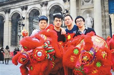 中国侨网在节日之际，法国当地华侨华人会举办一些与中国传统文化相关的活动。 　　图为宋正铎（右二）在法国波尔多市政府前参与舞狮活动。  