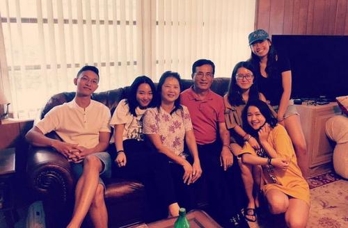 中国侨网互救互助中心召集人余汉华、涂永珍夫妇探望成都外语学院的交换学生。(美国《世界日报》)