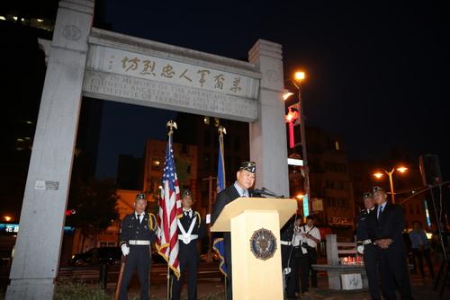 中国侨网黄健中致辞指出,连续16年举行悼念仪式,提醒民众不忘历史。(美国《世界日报》/洪群超 摄)