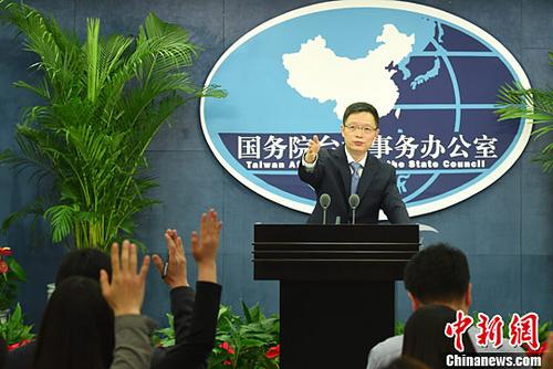 中国侨网资料图片，国务院台湾事务办公室发言人安峰山回答记者提问。中新社记者 张勤 摄