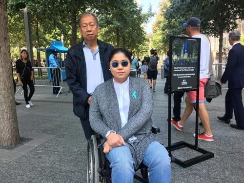 中国侨网柯务使(左)和柯妮可(右)父女前来缅怀柯瑞思。(美国《世界日报》/李硕 摄)