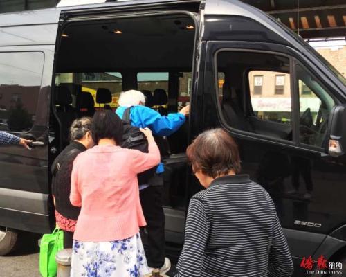 中国侨网华康会12日接送老人家投票。(美国《侨报》/崔国萁 摄)