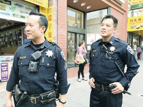 中国侨网全新华埠巡逻计划展开首天,中央分局长叶培恩(右)及警佐朱永豪徒步在华埠巡逻。(美国《世界日报》/李秀兰 摄)