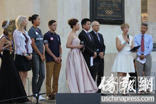 中国侨网高胜（右）在洛杉矶华人迎奥运造势活动舞台上。（美国《侨报》/高睿 摄）