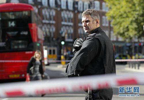 中国侨网9月15日，在英国首都伦敦，警察在事发地铁站附近警戒。 英国警方将伦敦地铁15日发生的起火爆炸事件定性为恐怖袭击，目前伤亡情况不明。新华社记者 韩岩 摄