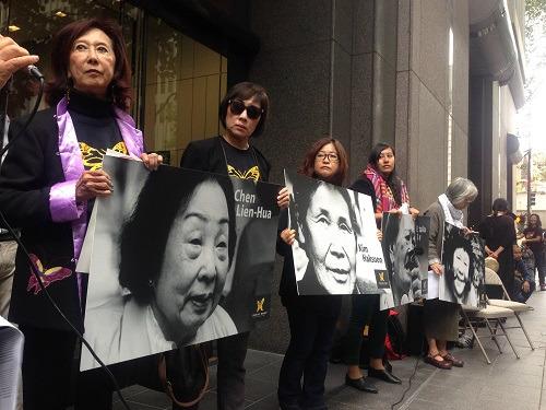 中国侨网资料图：美国旧金山民众集会要求日本政府就“慰安妇”问题道歉。8月14日，在美国旧金山，人们在集会上举着“慰安妇”照片。新华社记者徐勇摄
