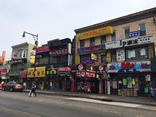 中国侨网纽约市皇后区法拉盛一家99美分商店和其它商家连成一线。（美国中文网）