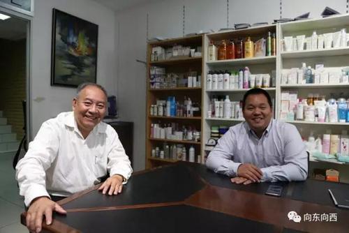 中国侨网法中友好协会秘书长胡宗源（左）、3D TRADE总经理胡金瓯父子。（《欧洲时报》中东欧版微信公众号）
