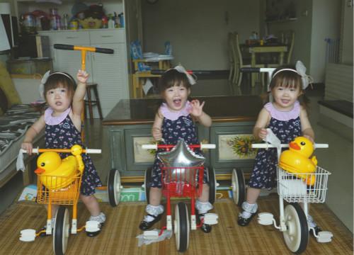 中国侨网刘曦的三胞胎女儿。 雷远东 摄