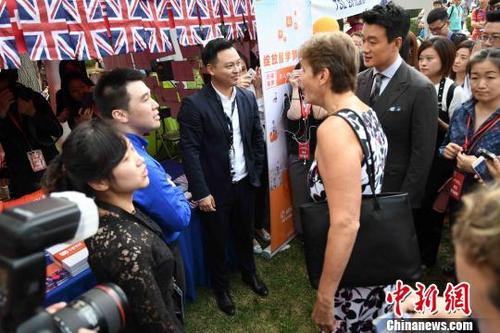 中国侨网英国驻华大使吴百纳与中国演员佟大为参观“第三届英国驻华使馆开放日”特色活动。　主办方供图　摄