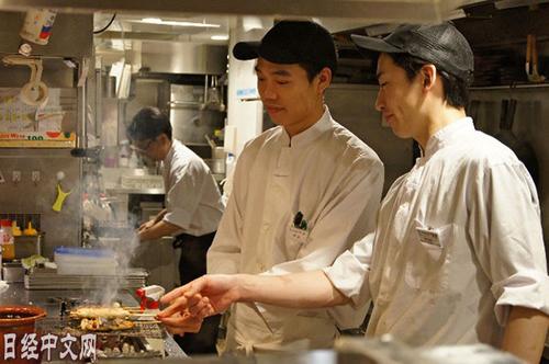 中国侨网TEN ALLIED目前由日本人指导兼职人员,但计划今后由越南正式员工负责。(《日本经济新闻》网站)