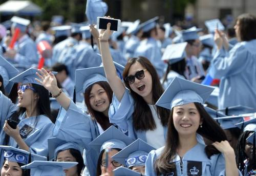 中国侨网资料图片：2015年5月20日，几名来自中国的国际学生在哥伦比亚大学毕业典礼上。新华社记者 王雷 摄