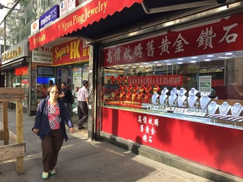 中国侨网法拉盛街边珠宝金行。(美国《世界日报》/陆怡雯 摄)