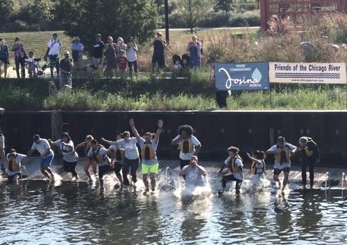 中国侨网10多位民代、官员，16日上午在华埠谭继平公园跳下芝加哥河，证明水质改善。(美国《世界日报》/黄惠玲 摄)
