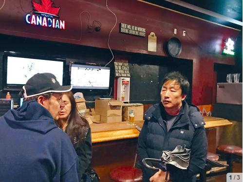 中国侨网于德清(右一)深入疑似于林海出现过的酒吧,与店内人员交谈。(加拿大《星岛日报》 庄昕/摄)