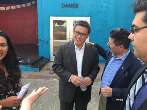 中国侨网江俊辉当地时间17日在洛杉矶林肯公园造势,与支持者畅谈。(美国《世界日报》/记者张敏毅 摄)