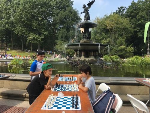 中国侨网第17届校内西洋棋公园赛，不少华生参赛。(美国《世界日报》 李硕/摄)