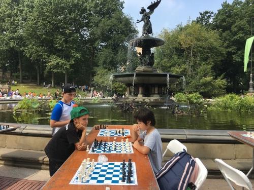 中国侨网第17届校内西洋棋公园赛,不少华生参赛。(美国《世界日报》 李硕/摄)