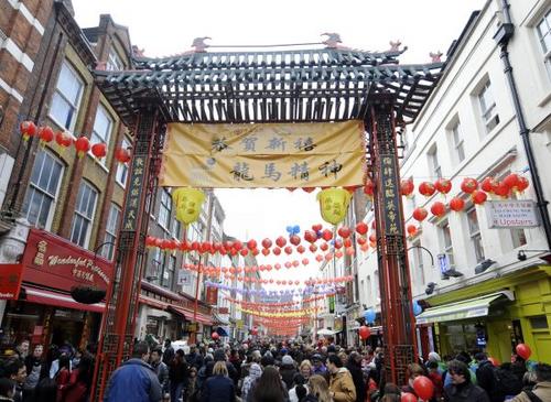 中国侨网资料图片：2012年1月29日，英国首都伦敦的唐人街人头攒动。新华社记者 曾毅 摄