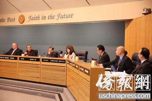 中国侨网目前蒙市市议会中的华裔市议员有4位,他们是(右起)陈赞新、梁侨汉、林达坚,以及吴学儒(左三)。(图:美国《侨报》/记者邱晨 摄)