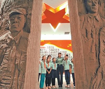 中国侨网9月18日,河北省邢台县浆水完全小学的学生们来到中国人民抗日军政大学陈列馆,聆听抗战英雄事迹,铭记历史,激发爱国热情。(史自强 摄)