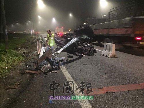 中国侨网汽车失控撞向大道旁的铁栏杆，整辆汽车，包括大道铁栏杆都毁不成形。（马来西亚《中国报》）