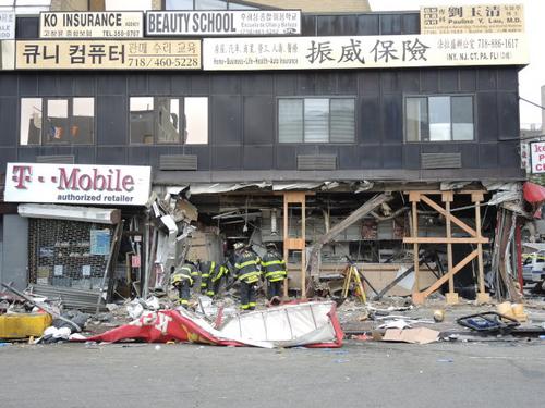 中国侨网消防人员确保被巴士撞毁的店铺安全。(美国《世界日报》/朱蕾 摄)