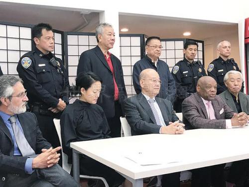 中国侨网白兰辞世一周年当天,友好在华埠举行记者会,前旧金山市长勃朗(前排右二)担任白兰社区基金理事会主席。(美国《世界日报》/李秀兰 摄)