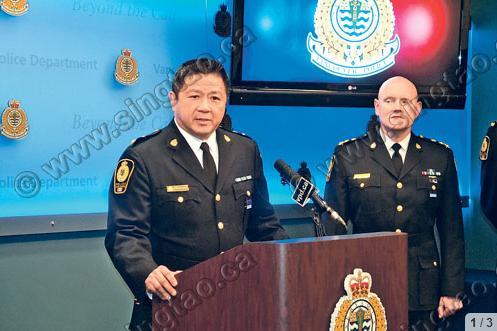 中国侨网荣升温市副警察局长的周伟仪(左),旁为温市警察局长帕尔默。(加拿大《星岛日报》)