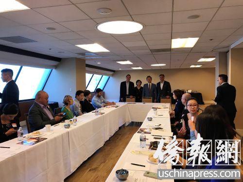 中国侨网加州众议会亚太裔党团3名成员,众议员丁右立、邱信福和Justin Rausa,在旧金山中国城中华文化中心会议室举办社区会议,听取民意。(美国《侨报》/吴卓明 摄)